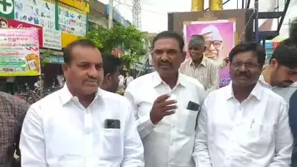 హుస్నాబాద్: అంబేడ్కర్ చౌరస్తాలో బాబూ జగ్జీవన్ రామ్ వర్ధంతి కార్యక్రమాన్ని నిర్వహించిన బీఆర్ఎస్ నాయకులు