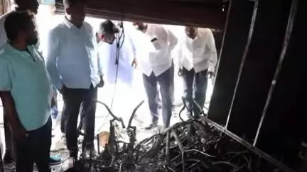 ಸಿಂದಗಿ: ಕುಮಸಗಿ ಗ್ರಾಮದ ಬಟ್ಟೆ ಅಂಗಡಿಗೆ ಬೆಂಕಿ, ಸ್ಥಳಕ್ಕೆ ಶಾಸಕ ಅಶೋಕ್ ಮನಗೂಳಿ ಭೇಟಿ, ಪರಿಶೀಲನೆ