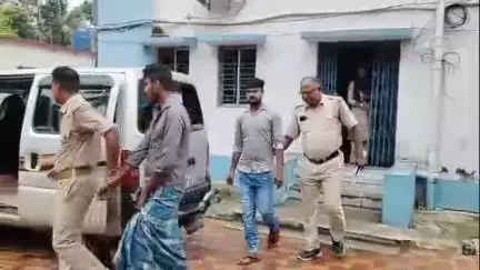 স্বরূপনগর: হঠাৎগঞ্জ শ্মশান এলাকা থেকে ডাকাত সন্দেহে গ্রেপ্তার  2, পেশ আদালতে