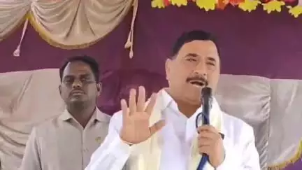 రాయదుర్గం: పట్టణంలోని చంద్రబాబు కాలనీలో ఇళ్లు కూలగొట్టే ప్రసక్తే లేదని స్థానికులకు ప్రభుత్వ విప్ కాలవ శ్రీనివాసులు భరోసా