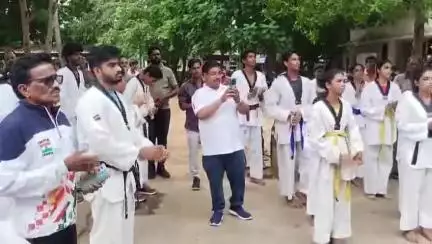 తైక్వాండో పోటీల్లో ఉమ్మడి జిల్లా జట్టు ప్రతిభ, మెడల్స్ సాధించిన క్రీడాకారులను అభినందించిన డీఎస్డీవో శ్రీనివాస్‌ కుమార్‌