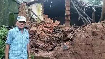 बूरमू: मूसलाधार बारिश से उमेदंडा निवासी विनोद गुप्ता का मकान गिरा