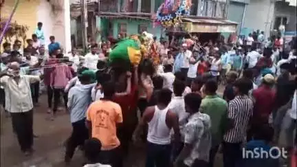 फुलंब्री: शहरातील प्रमुख महामार्गावरून मोहरमनिमित्त काढण्यात आली विसर्जन सवाऱ्यांची मिरवणूक, हिंदू-मुस्लिम बांधवांची गर्दी
