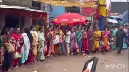 ନବରଙ୍ଗପୁର ପୋଲିସ ଷ୍ଟେସନ: ପବିତ୍ର ବଡ଼ ଏକାଦଶୀ ଉପଲକ୍ଷେ ରଥରେ ମହାପ୍ରଭୁଙ୍କ ଦର୍ଶନ ପାଇଁ ଜଗନ୍ନାଥ ମନ୍ଦିର ଆଗରେ ଭକ୍ତଙ୍କ ଲମ୍ବା ଧାଡି