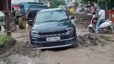 रतलाम नगर: कस्तूरबा नगर में बीमार महिला को अस्पताल लेकर जा रही गाड़ी खुदी हुई सड़क में फँसी, महिला को ऑटो से लाया गया अस्पताल