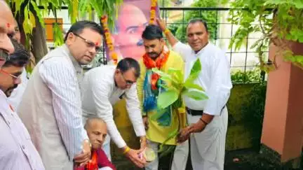 ब्यावरा: राज्यमंत्री नारायण सिंह पंवार ने ब्यावरा के वार्ड नंबर-6 स्थित पार्क में किया पौधारोपण