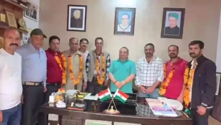 रेणुका: श्री रेणुका विधानसभा क्षेत्र में भाजपा को बड़ा झटका, 5 परिवारों ने भाजपा छोड़कर कांग्रेस का थामा दामन
