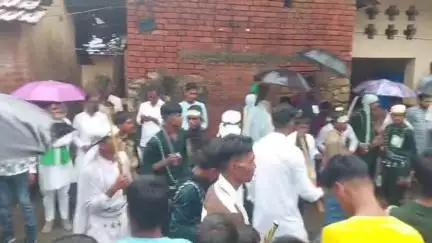 गोविंदपुर: बड़ा नवाटाड़ गांव में मोहर्रम के अवसर पर अखाड़ा जुलूस निकाला गया, या अली या हुसैन का नारा गूंजा