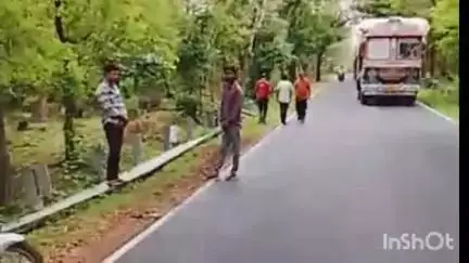 गोरेगाव: मुरदोली जंगल परिसरातील जांभूळढोडी नाल्याजवळ कोळसा भरलेला ट्रक पलटल्याने चार तास वाहतूक ठप्प, सुदैवाने जीवितहानी नाही