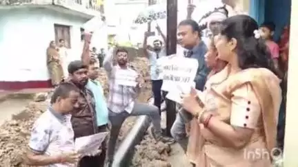 धमतरी: हटकेशर वार्ड में पाइपलाइन लगाने में मनमानी का आरोप, कांग्रेसी पार्षदों ने किया प्रदर्शन