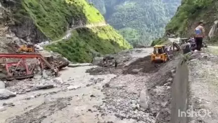 चम्बा: चम्बा-चांजू मार्ग को बहाल करने का कार्य युद्ध स्तर पर हुआ शुरू, डीसी ने लोगों से विशेष सावधानी बरतने का किया आग्रह