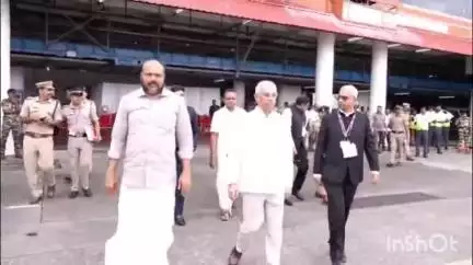 ആലുവ: രണ്ടു ദിവസത്തെ സന്ദർശനത്തിന് എത്തിയ ഉപരാഷ്ട്രപതിക്ക് നെടുമ്പാശ്ശേരി വിമാനത്താവളത്തിൽ സ്വീകരണം