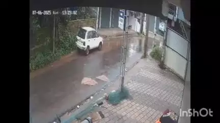 തിരൂരങ്ങാടി: വി.കെ പടിയിൽ വിദ്യാർത്ഥിയെ ആക്രമിക്കാൻ പാഞ്ഞടുത്ത് തെരുവുനായക്കൂട്ടം, സി.സി.ടി.വി ദൃശ്യം