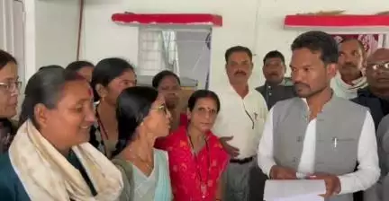 डिंडौरी: मनमाने तरीके से शिक्षकों का तबादला करने का आरोप, जिला पंचायत अध्यक्ष से मिलकर शिक्षकों ने जताया विरोध