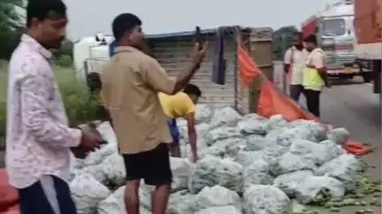 ବସ୍ତା: ମଥାନୀ ନିକଟରେ ଭାରସାମ୍ୟ ହରାଇ ଡ଼ିଭାଇଡରକୁ ଧକ୍କା ଦେଲା ପରିବା ବୋଝେଇ ପିକଅପ, ଅଳ୍ପକେ ବର୍ତ୍ତିଲେ ଚାଳକ
