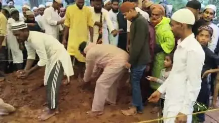 लोहरदगा: ज़िले में सड़क दुर्घटना और वज्रपात से दो लोगों की मौत, सांसद सुखदेव भगत के प्रतिनिधि ने कराया पोस्टमार्टम