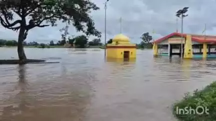 निफाड: चांदोरी येथे गोदावरी नदीला पूर, खंडेराव महाराज मंदिराला पुराच्या पाण्याचा वेढा