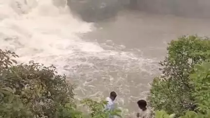 ಗೋಕಾಕ: ಪಶ್ಚಿಮ ಘಟ್ಟಗಳಲ್ಲಿ ಭಾರೀ ಮಳೆ ಹಿನ್ನೆಲೆ, ಗೋಡಚನಮಲ್ಕಿ ಫಾಲ್ಸ್‌ನಲ್ಲಿ ಪ್ರವಾಸಿಗರ ಹುಚ್ಚಾಟ