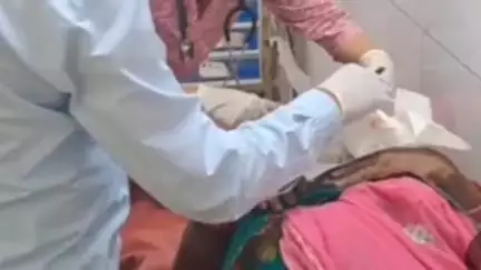 पाली: शहर के महाराणा प्रताप चौराहे के निकट वृद्ध महिला को गाय ने मारी लात, बांगड़ हॉस्पिटल में करवाया गया भर्ती