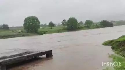 बिछिया: लगातार हो रही मूसलाधार बारिश के चलते करेगांव की पुलिया डूबी, आवागमन हुआ बंद