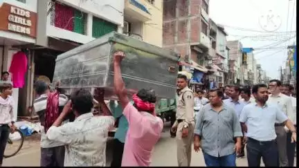 राजनांदगांव: राजनादगांव जिला प्रशासन ने गुड़ाखु लाईन में अतिक्रमण हटाने का अभियान चलाया, दुकानों के बाहर रखा सामान किया ज़ब्त