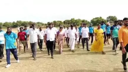 மதுராந்தகம்: மாபெரும் கிரிக்கெட் விளையாட்டு போட்டி மெய்யூர் கிராமத்தில் 
தனியார் அறக்கட்டளை சார்பில் 
MLA வீரர்களுக்கு பரிசுகள் வழங்கினர்
