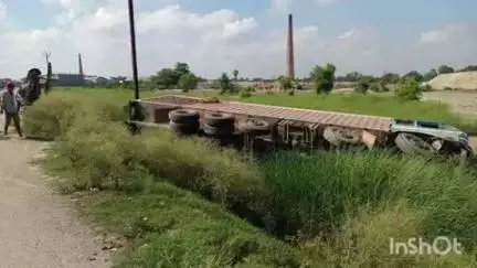 कुचायकोट: गोपालपुर थाना के बथना के पास कंटेनर ट्रक ट्रैक्टर से टकराया, सड़क किनारे पलटने से चार लोग घायल