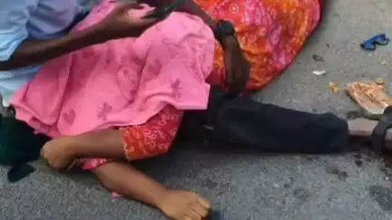 காரியமங்கலம்: மொரப்பூர் மேம்பாலம் அருகே மோட்டார் சைக்கிள் மீது லாரி மோதியதில் கனவன் கண் முன்னே மனைவி தலை நசுங்கி உயிரிழப்பு