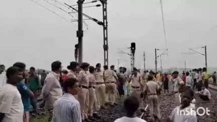 পুরুলিয়া ২: পুরুলিয়া রেলস্টেশন সংলগ্ন এলাকায় জল নিকাশি ব্যবস্থা বেহাল  জলমগ্ন  সাধু ডাঙার বাসিন্দাদের রেল অবরোধ #jansamsya