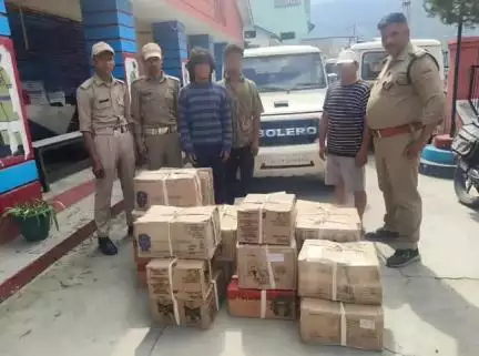 जोशीमठ: जोशीमठ क्षेत्र में चैकिंग के दौरान पुलिस ने 31 पेटी शराब पकड़ी, तीन आरोपित गिरफ्तार, वाहन किया गया सीज