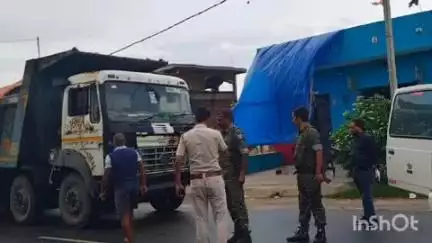 चतरा: चतरा-हजारीबाग मुख्य पथ पर ठाकुरवाड़ी मुहल्ला के पास से सीओ और थाना प्रभारी ने कोयला लदा वाहन ज़ब्त किया