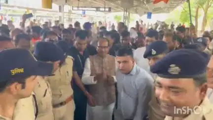 विदिशा नगर: केंद्रीय कृषि मंत्री शिवराज सिंह चौहान आज ट्रेन से विदिशा पहुंचे, कार्यकर्ताओं ने किया भव्य स्वागत