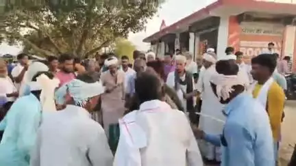 सन्हौला:मुहर्रम के शुभ अवसर पर सभी आपस में झरनी खेलते हुए !
