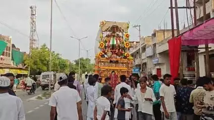 झांसी: नगर में यौमे असूरा दशवी मोहर्रम का जुलूस अकीदत व एहतराम के साथ निकाला गया, कल्लन शाह कमेटी ने लंगर वितरित किया