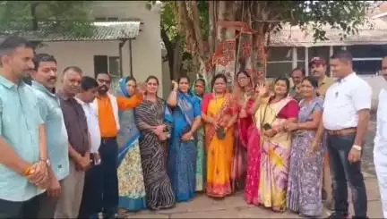 महिदपुर: महिदपुर में भाजपा कार्यकर्ताओं ने माँ के नाम पर पेड़ लगाकर उसकी देखभाल का संकल्प लिया