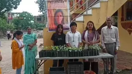 देवास नगर: देवास के खाटू श्याम मंदिर में 251 पौधों का वितरण, आरती टांक को किया गया याद