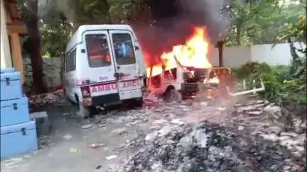 जंदाहा: जंदाहा PHC में खड़ी एम्बुलेंस में भीषण आग, तीन एम्बुलेंस जलकर राख