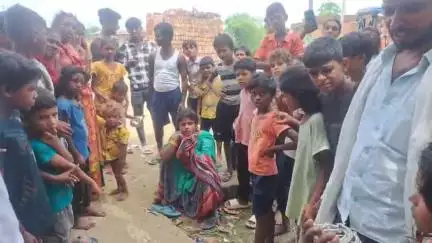 अरियरी: बेलछी में चांदी के नाम पर सिल्वर के बाला बेचकर ठगी करने वाली महिला पकड़ी गई
