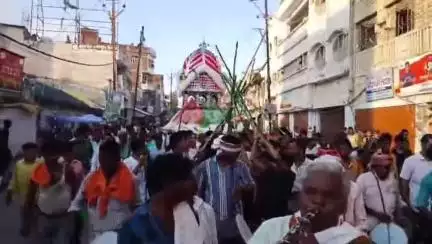 सिवान: जिले में धूमधाम से निकला ताजिया जुलूस, भीखपुर गांव का ताजिया बना आकर्षण का केंद्र