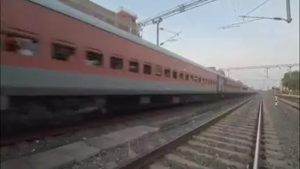 नाथनगर: नाथनगर रेलवे स्टेशन के पास ट्रैक पार करते समय ट्रेन की चपेट में आने से युवक की मौत
