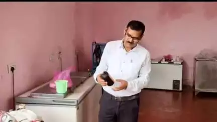 बिसवां: रायसेनपुर के हलवाइन पुरवा में स्थित आइसक्रीम फैक्ट्री पर खाद्य विभाग ने छापेमारी कर लिए नमूने
