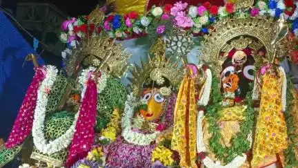 ପଦ୍ମପୁର: ମେହେର ପଡା ଜଗନ୍ନାଥ ମନ୍ଦିର ପ୍ରାଙ୍ଗଣରେ ସୁନା ବେଶରେ ଦର୍ଶନ ଦେଲେ ତିନି ଠାକୁର