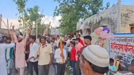 पडरौना: मोहर्रम जंगल शाहपुर कर्बला में क्षेत्र के ताजिए सुपुर्द-ए-ख़ाक हुए, समाजसेवियों ने जाना हाल-चाल