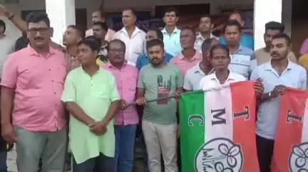 তুফানগঞ্জ ১: অন্দরনফুলবাড়ী ১ নং আর আর প্রাথমিক বিদ্যালয়ে একুশে জুলাইয়ের প্রস্তুতি সভায় ৫০ টি পরিবার BJP ছেড়ে TMC যোগ দিলো, দাবী