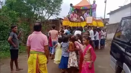 ଅମ୍ବାଭୋନା: ଅନ୍ତରାଡି ଗ୍ରାମରେ ଆଜି ବାହୁଡାଯାତ୍ରା ଆଜି ମହାସମାରୋହରେ ଅନୁଷ୍ଠିତ ହୋଇଛି  । ଯୋଗଦାନ କଲେ ହଜାର ହଜାର ଭକ୍ତ ଓ ଶ୍ରଦ୍ଧାଳୁ।