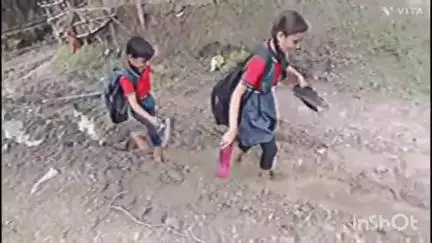 त्योंथर: अमाव में सड़क न होने से कीचड़ भरे रास्ते पर बच्चे जूते लेकर स्कूल जाने को मजबूर, वीडियो वायरल