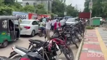 భద్రకాళి ఆలయం వద్ద పెద్ద ఎత్తున ట్రాఫిక్ జామ్ అవస్థలు పడ్డ ప్రజలు
