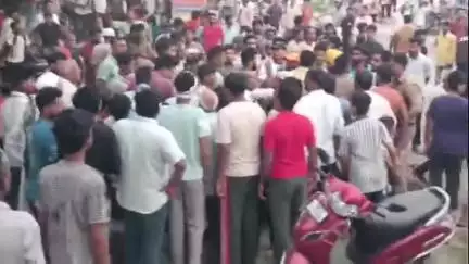 अमरोहा: रजबपुर में दबंगों ने मामूली विवाद में युवक को सरेराह जमकर पीटा, पुलिस ने किया बीच-बचाव, तीन पर मुकदमा दर्ज