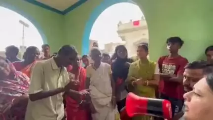 রানিগঞ্জ: ভারতীয় জনতা পার্টির বিধায়িকা অগ্নিমিত্রা পাল দলের জন সংযোগ যাত্রায়  রাণীগঞ্জের বল্লভপুর পাল পড়াতে অভিযোগ শুনলেন