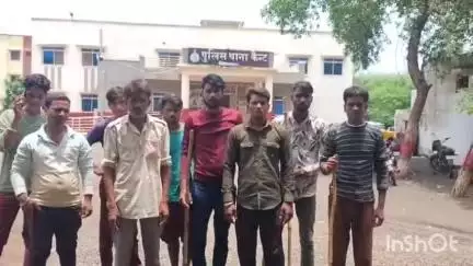 गुना नगर: पिपरिया और आसपास के गांवों से गोवंश लेकर पहुंचे किसानों को केंट गौशाला में रखने से इनकार, मामला थाने पहुंचा